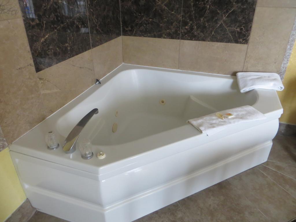 Days Inn Pigeon Forge South Екстериор снимка