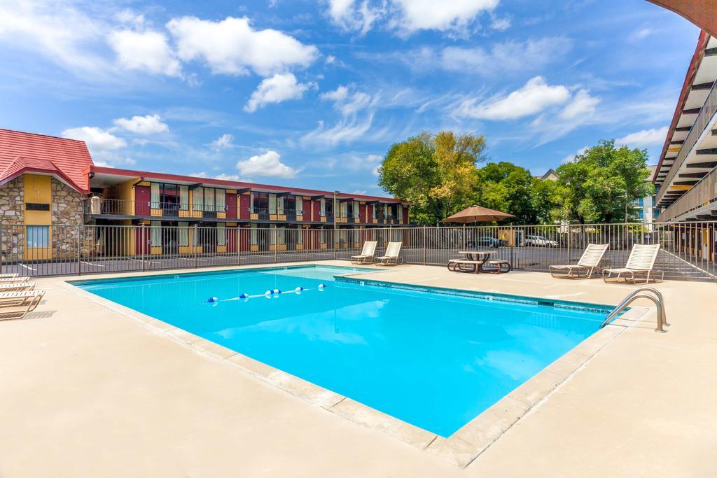 Days Inn Pigeon Forge South Екстериор снимка